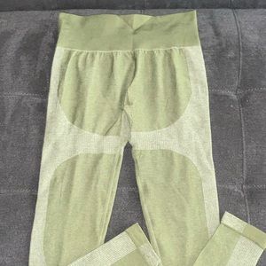 Green leggings
